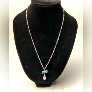 Vintage Claire’s Faux Pearl Bow Dangle Pendant Necklace Silver Tone Y2K 90s Tear